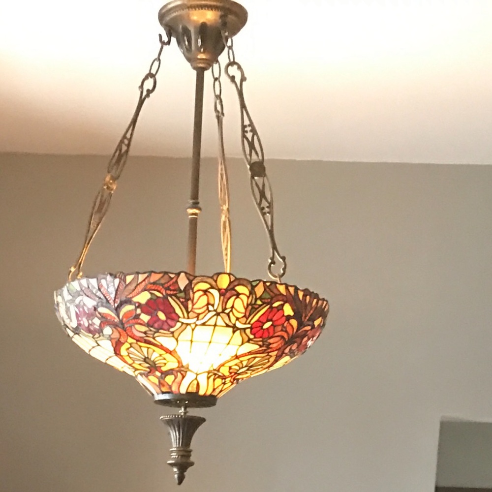 Beautiful stain glass light 
Dining room or kitchen